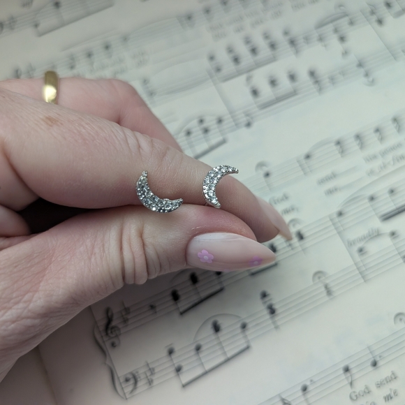 Elegant Silver Crescent Moon Earrings - Picture 3 of 7